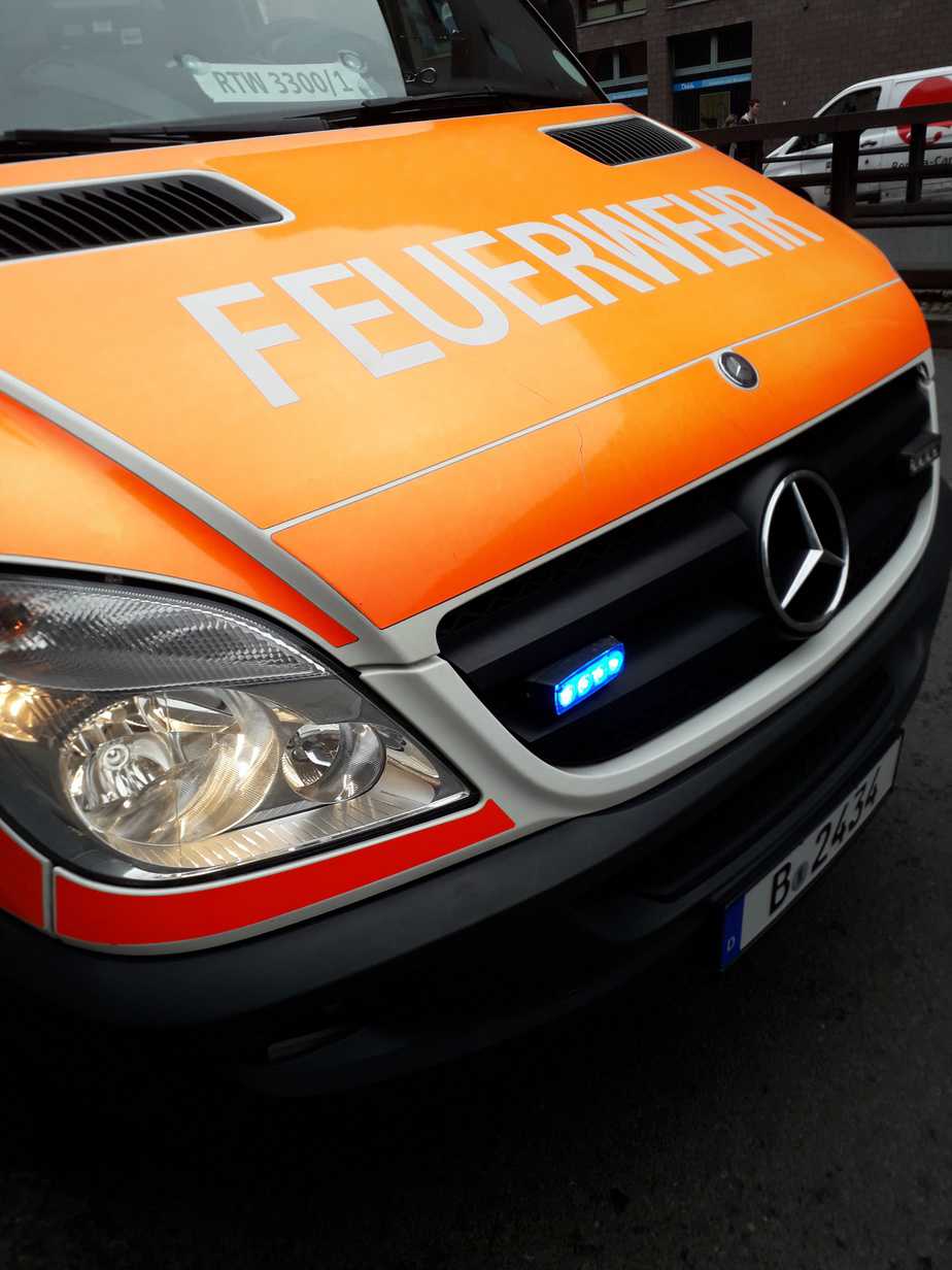 Motorhaube eines Rettungswagens mit der Aufschrift "Feuerwehr"