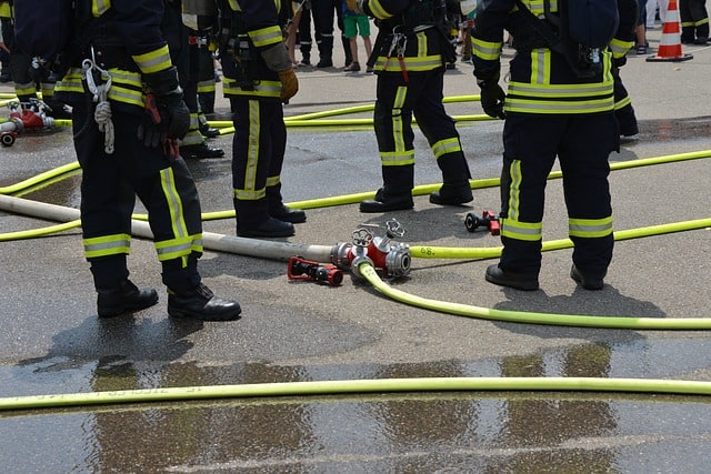 Feuerwehrleute und Schläuche