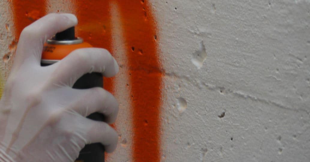 Eine Hand mit einer Spraydose