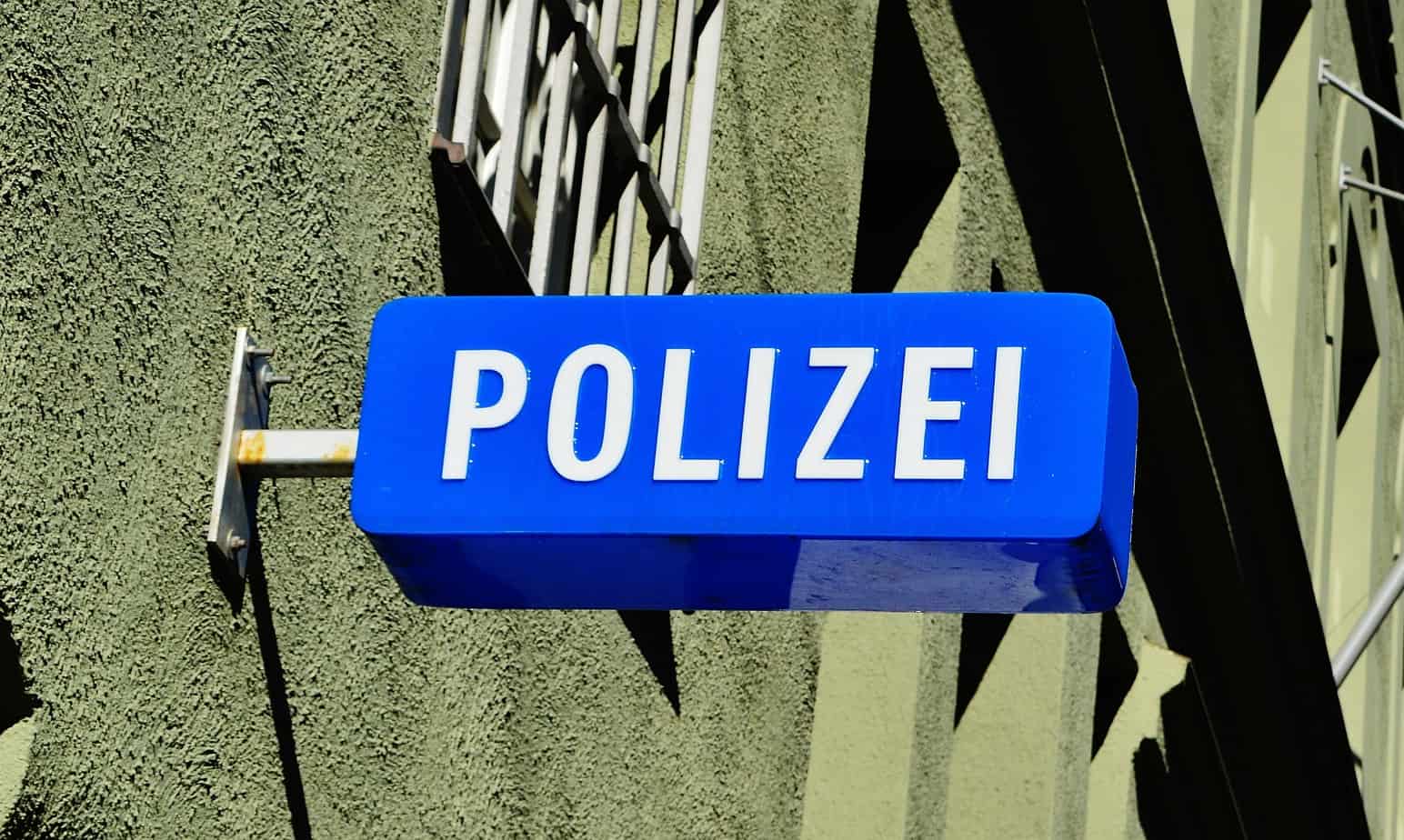 Polizei-Schild an Haus