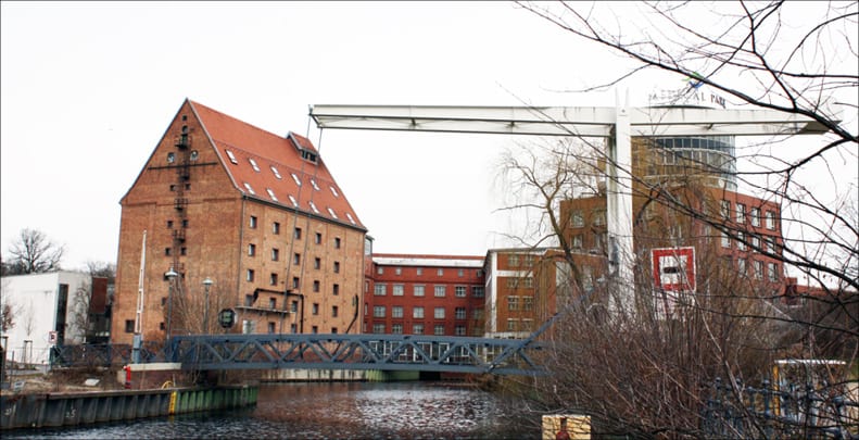 Brücke und Häuser