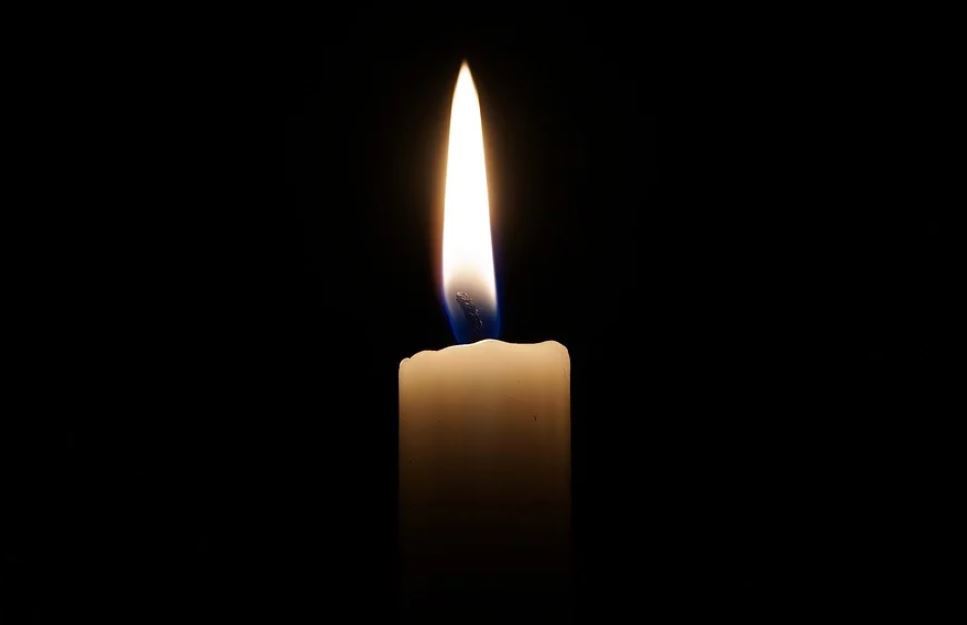 Eine Kerze vor schwarzem Hintergrund