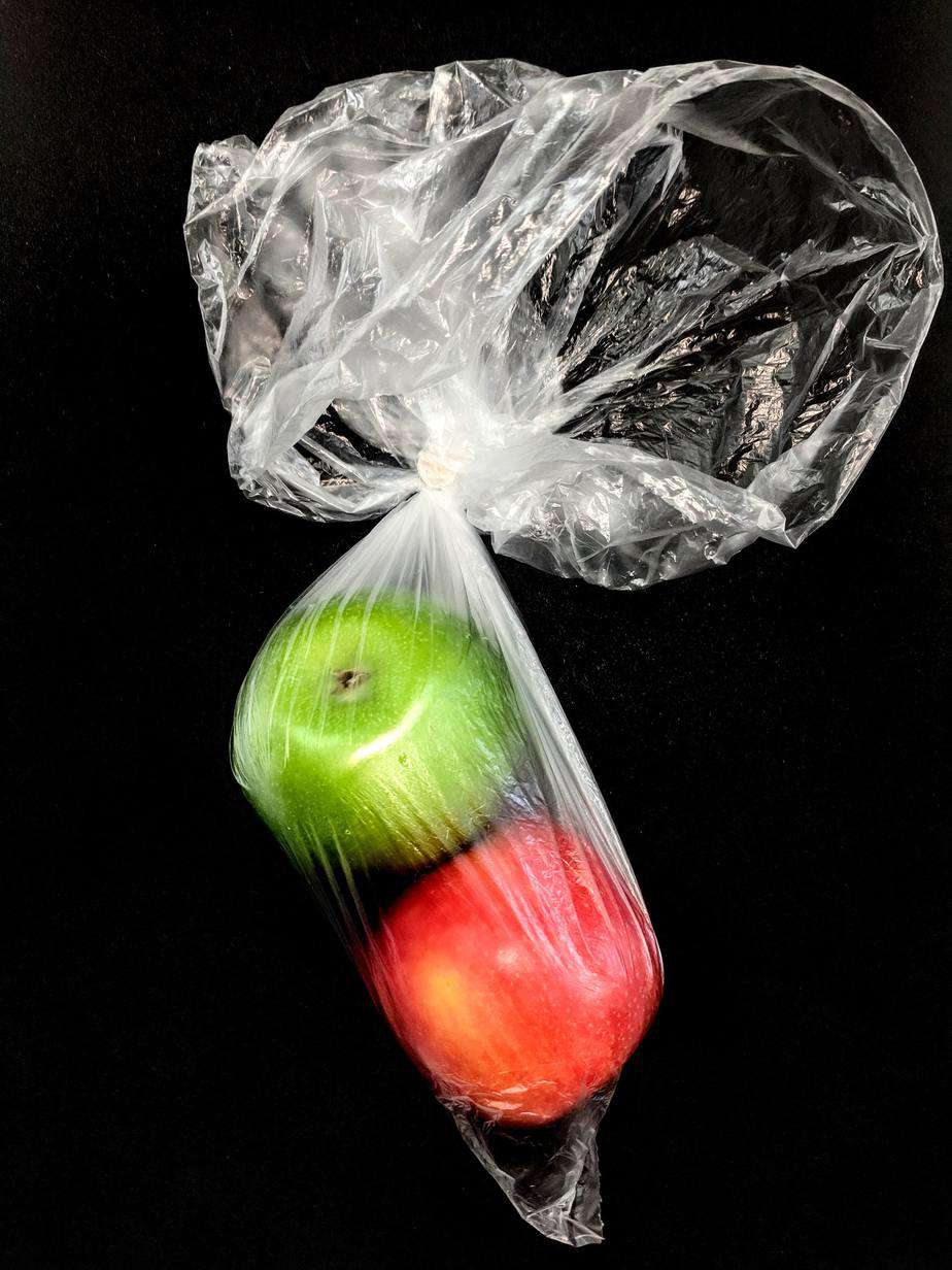 zwei Äpfel in einer Plastiktüte