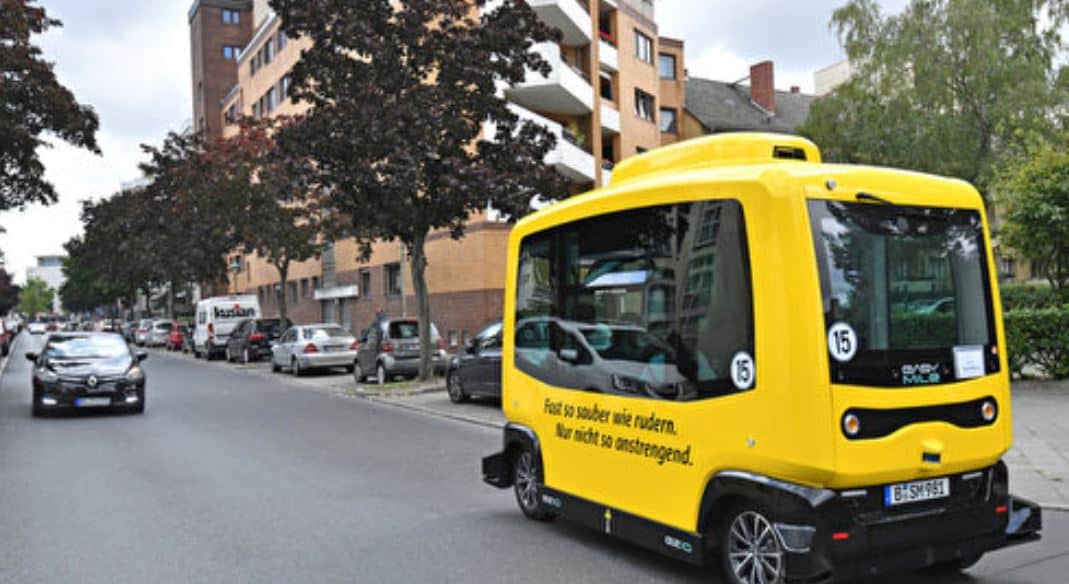Der kleine gelbe autonome Shuttle-Bus auf Tegels Straßen