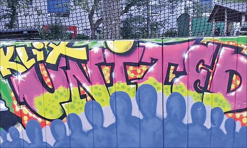 Buntes Graffiti an der Bande des Bolzplatzes der Klixarena