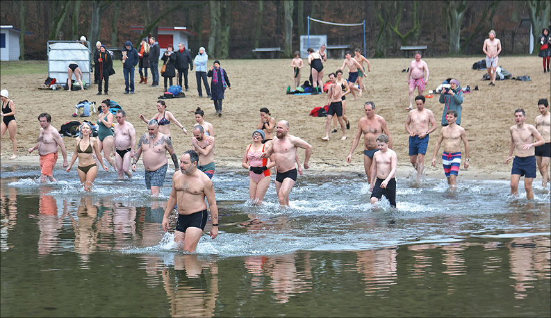 Badende beim Eisbaden im See