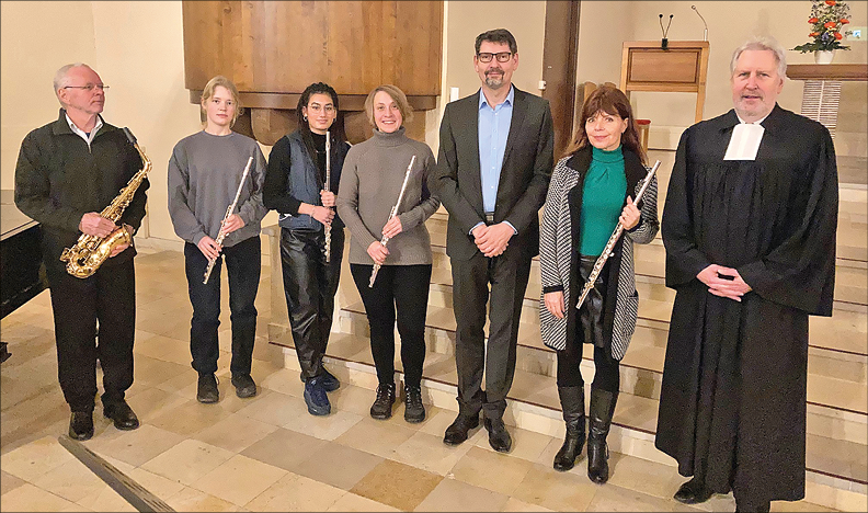 Pfarrer und mehrere Menschen