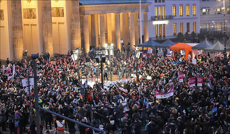 Menschenmenge am Brandenburger Tor