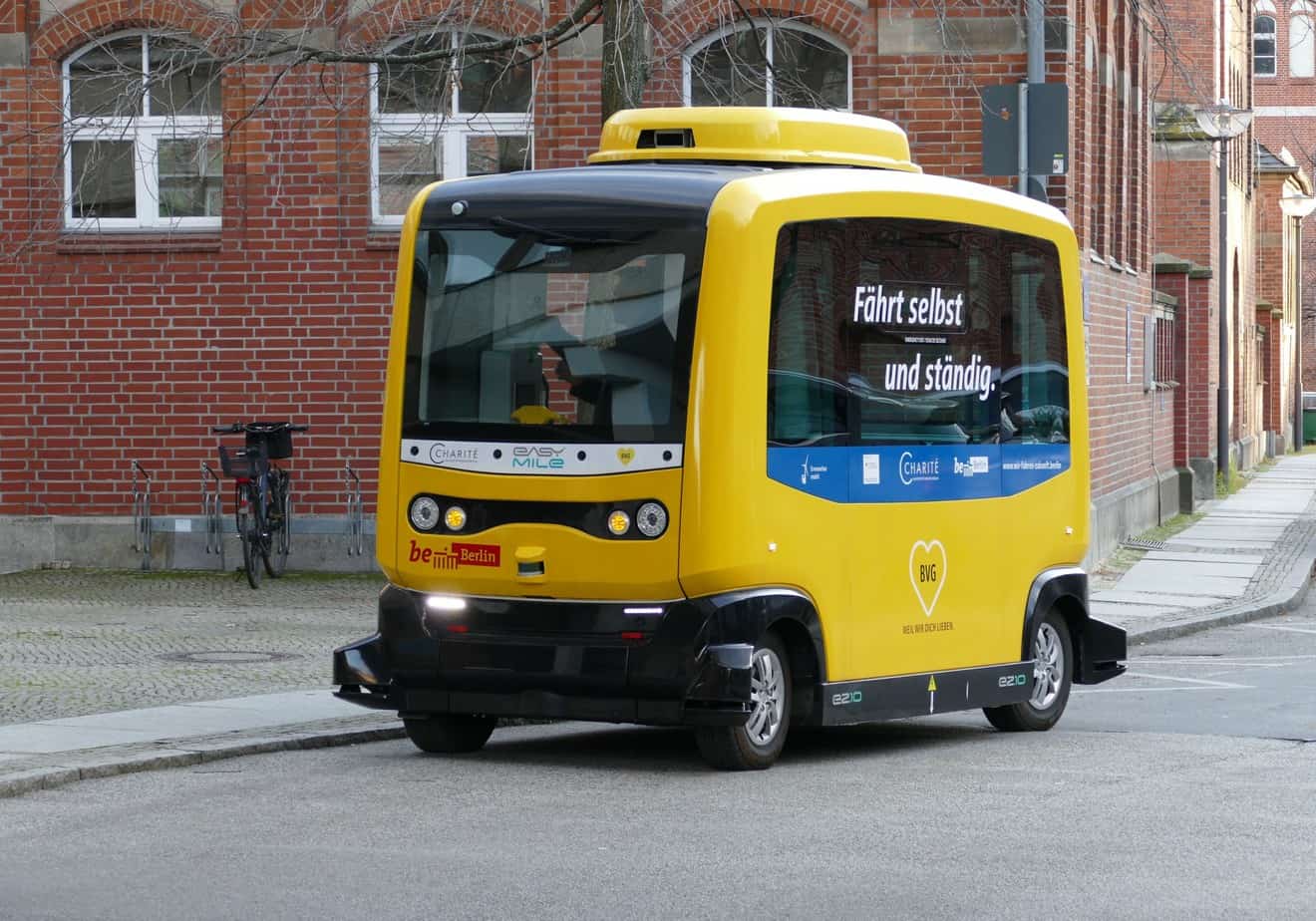 autonomer Bus auf einer Straße