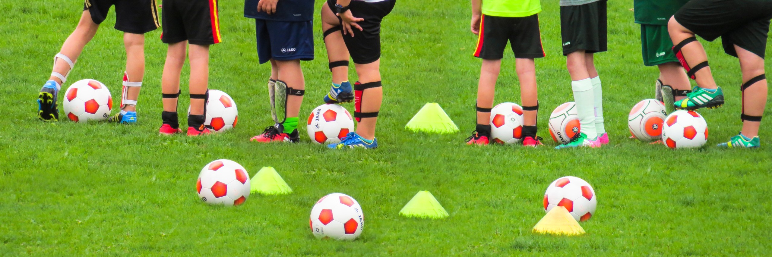 Fußballer-Beine, Bälle und Kegel