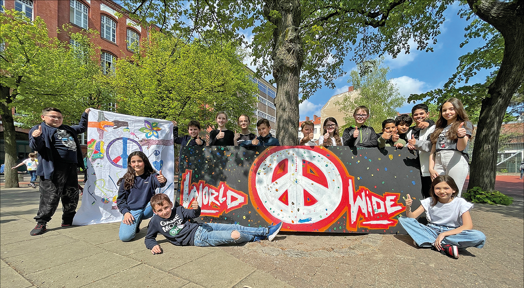 Kinder mit Kunstprojekt: Peacezeichen