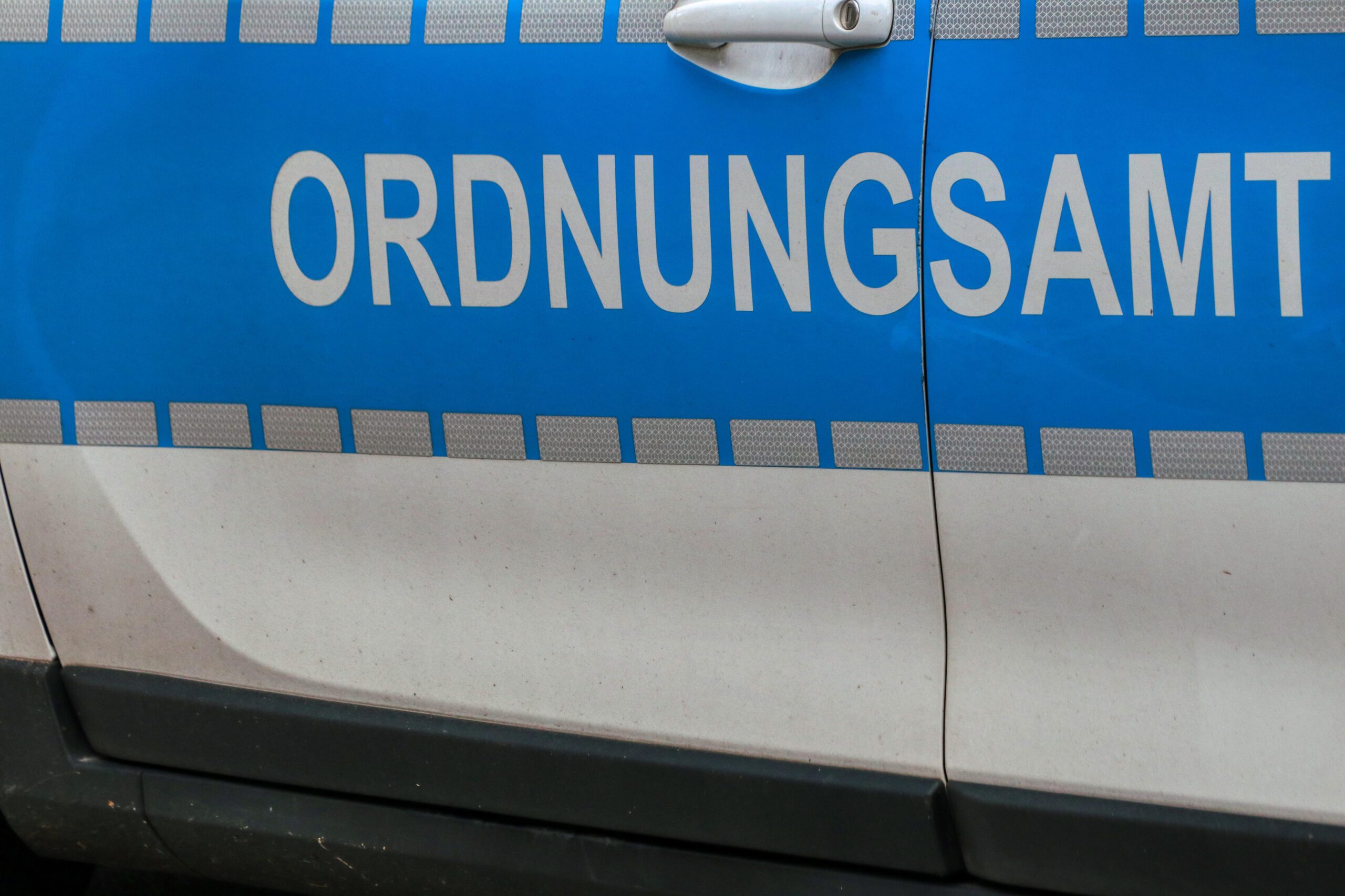 Schriftzug "Ordnungsamt" auf der Seite eines Autos