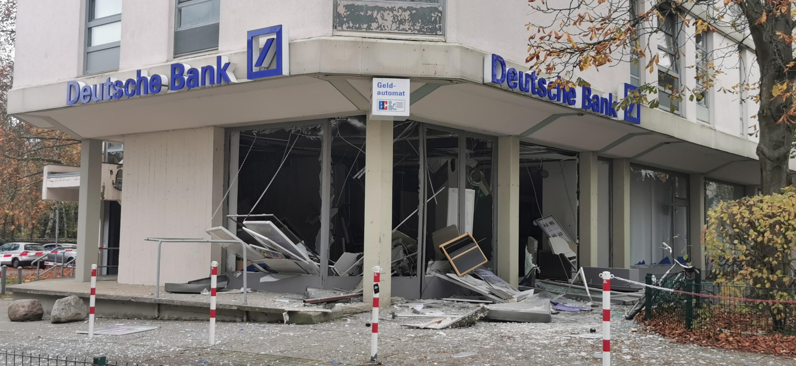 Ein Bild der Verwüstung nach einer Explosion im Vorraum einer Bankfiliale in Frohnau.