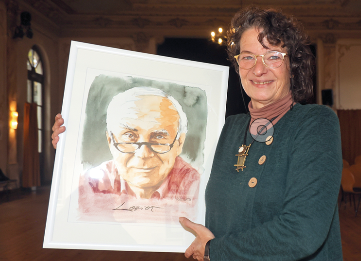 Frau mit Gemälde des Komikers Loriot