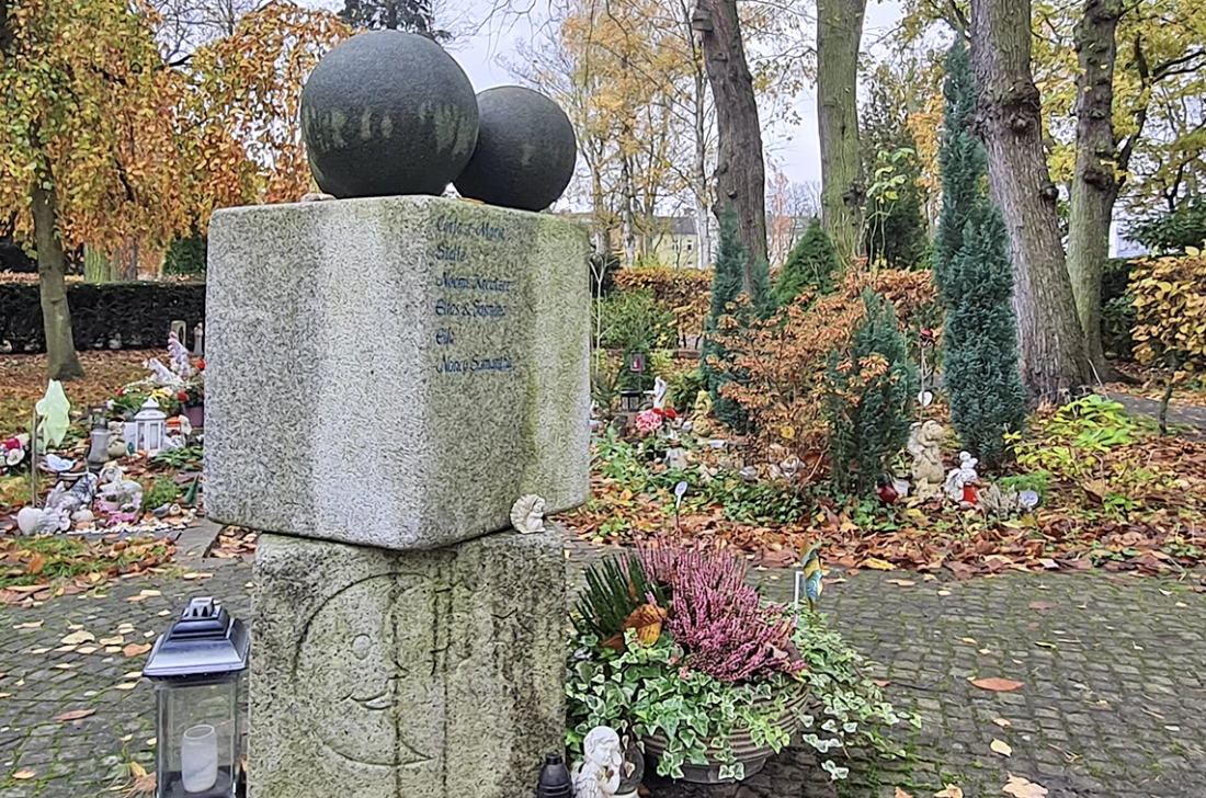 ein großes Grabmal auf einem Friedhof