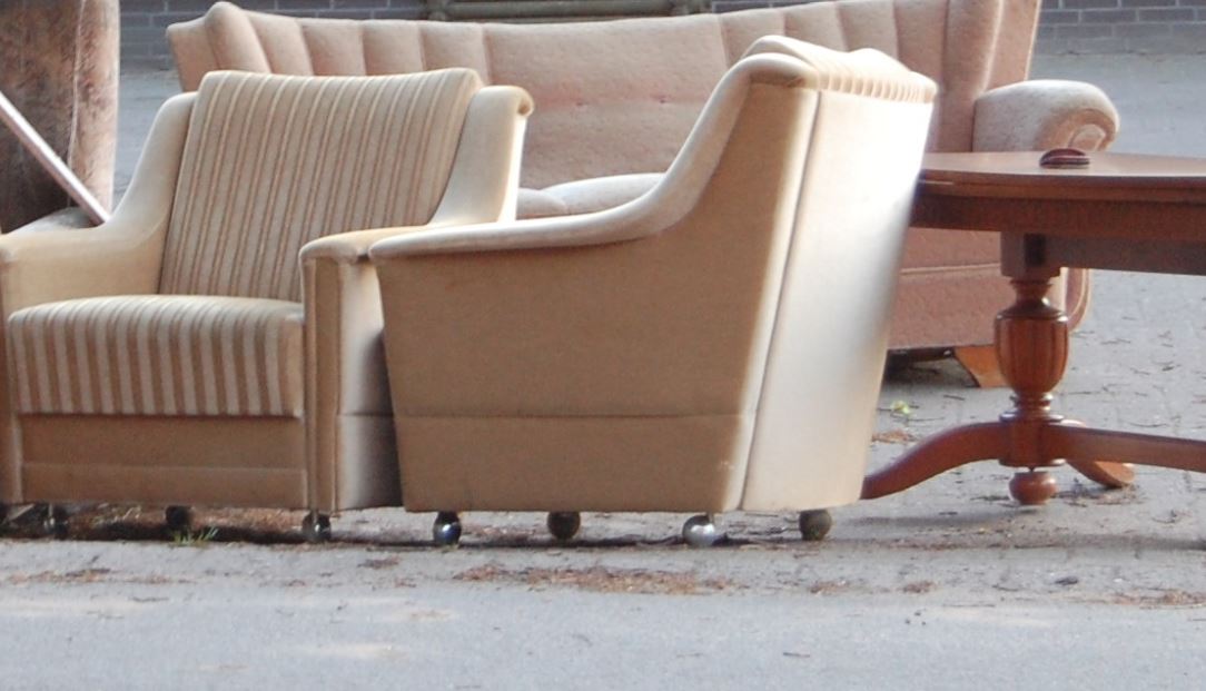 Alte Sofas und Sessel stehen als Sperrmüll auf der Straße