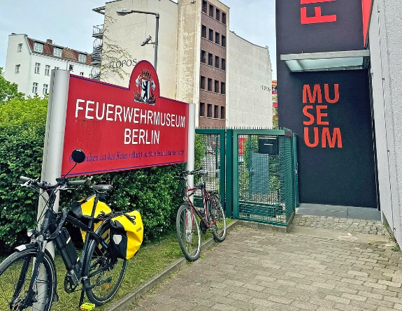 Der Eingang zum Feuerwehrmuseum Berlin, entsprechend beschildert.