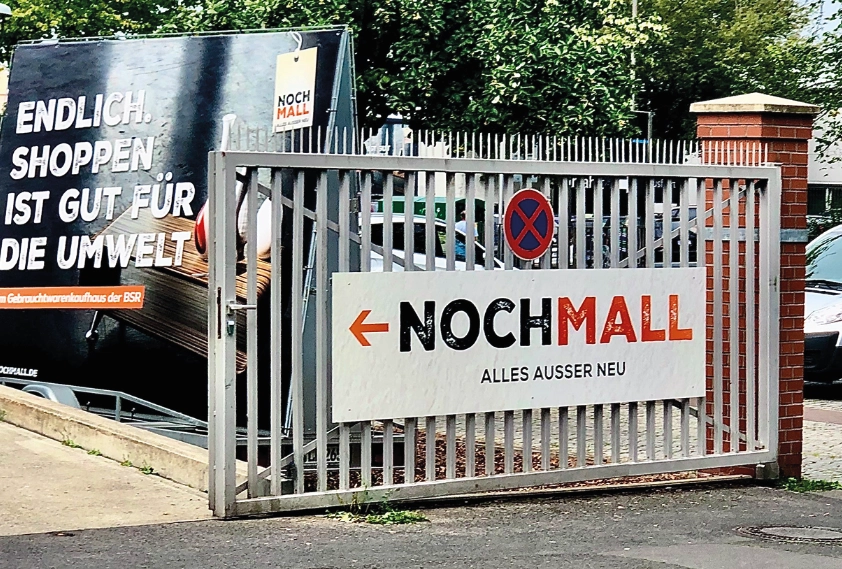 Hofeinfahrt: Ein beweglicher Zaun trägt die Aufschrift "NOCHMALL".