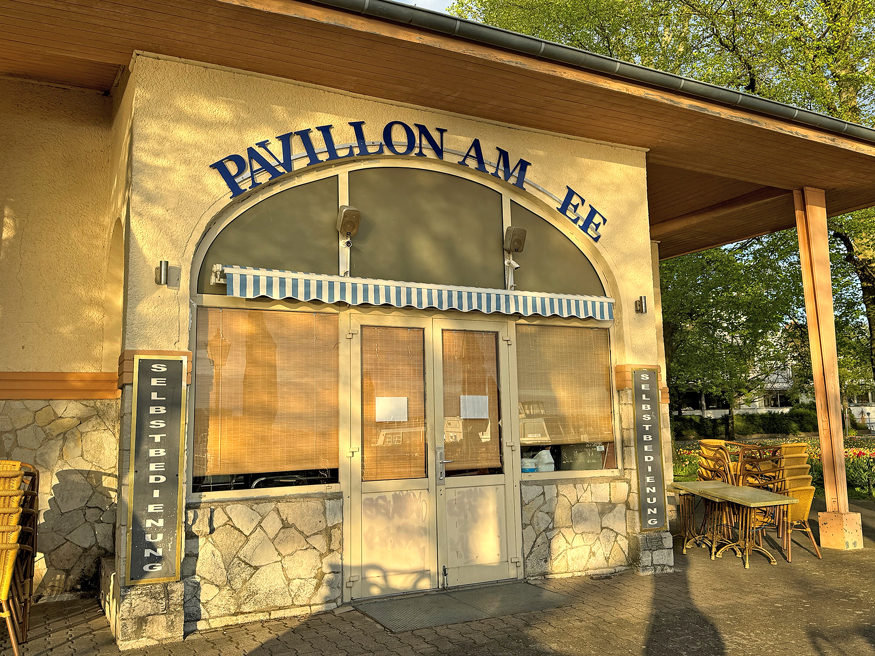 Ein Gebäude mit fehlendem Buchstaben in der Beschriftung der Fassade. Man liest nur "PAVILLON AM EE".
