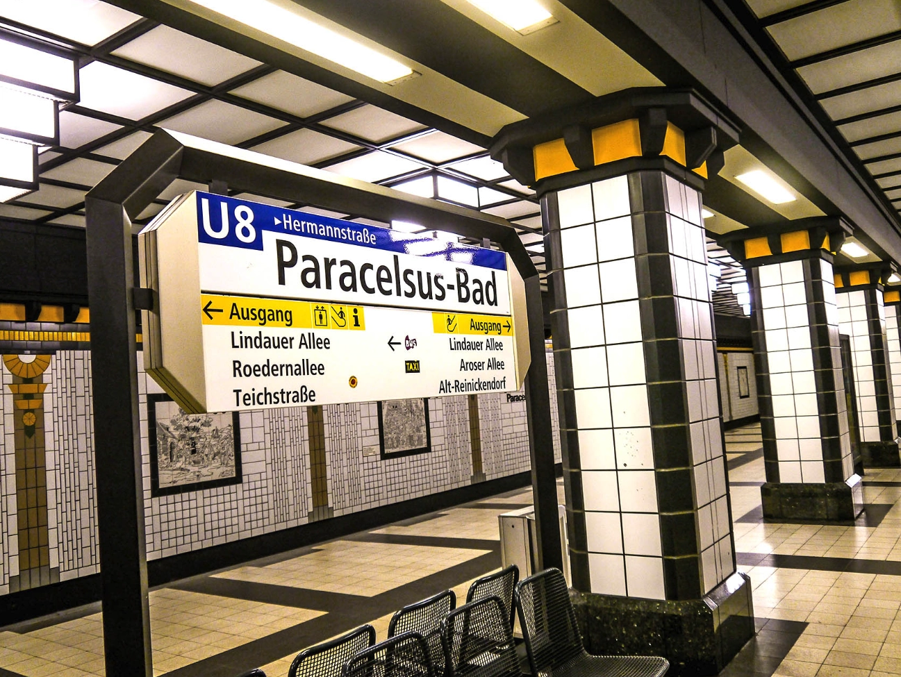 Innenansicht des U-Bahnhofes Paracelsus-Bad.