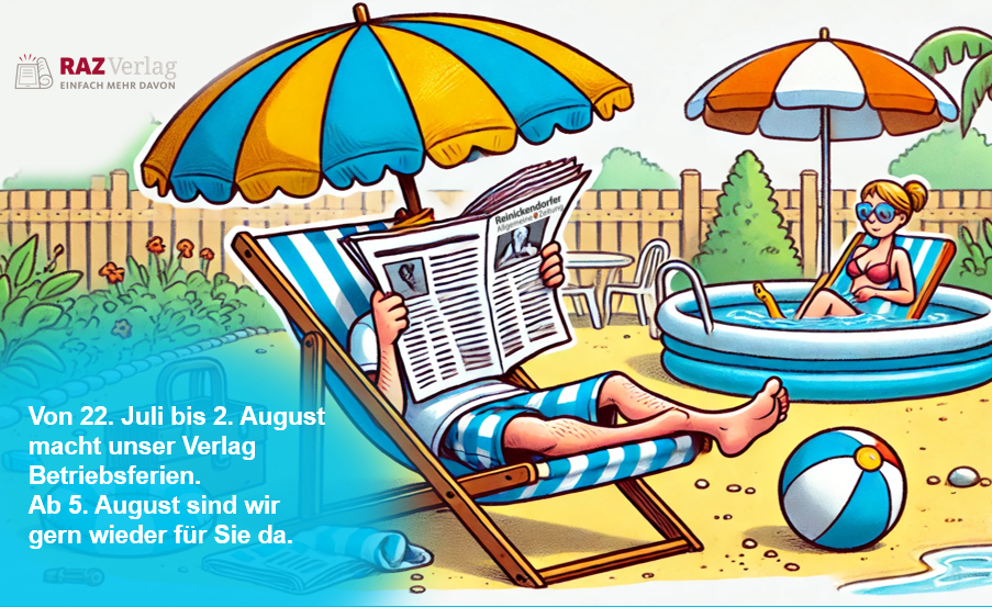 Man sieht eine Zeitung lesende Person in einem Liegestuhl unter einem Sonnenschirm, dahinter ein Planschbecken, in dem eine Frau in Bikini sitzt.