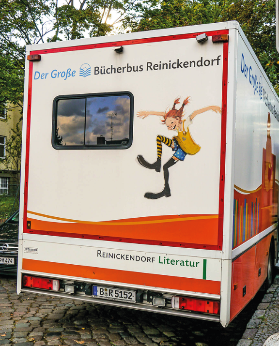 Ein Bus/Lkw, aufgenommen von hinten. Auf dem Heck ist eine Malerei von Pippi Langstrumpf zu sehen.