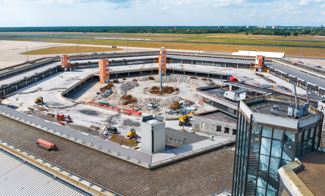 Das Terminalgebäude des Flughafens Tegel aus schräger Luftperspektive heraus