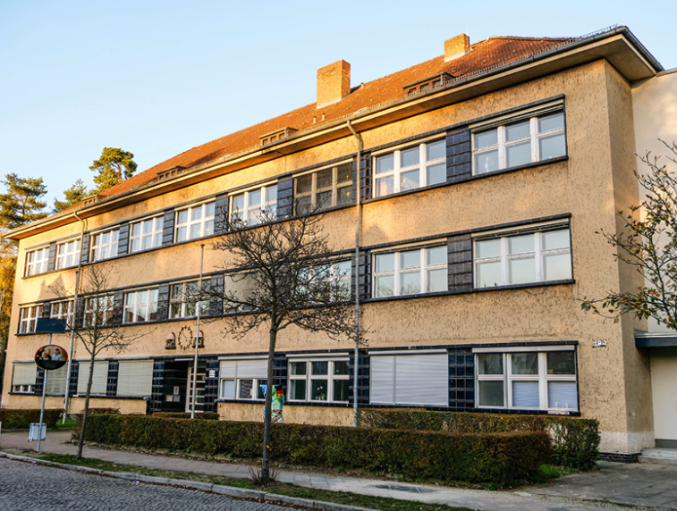 Die Fassade eines Schulgebäudes