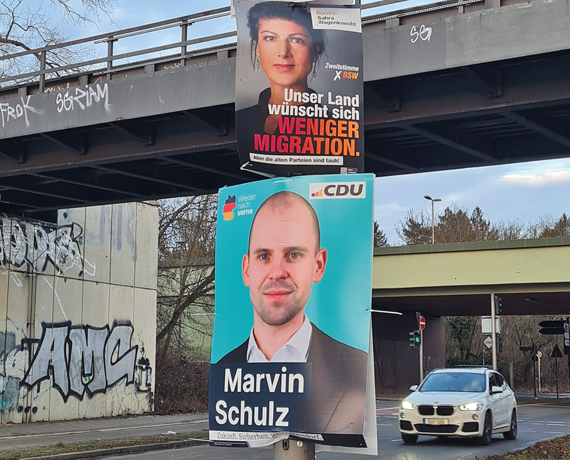 Ein Pfahl mit Wahlwerbung von CDU und der Partei Sahra Wagenknecht