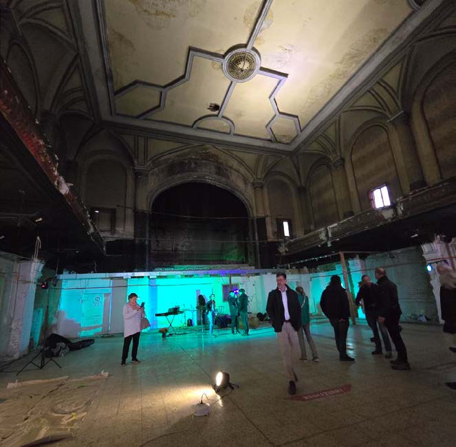 alter Saal mit Menschen, die fotografieren
