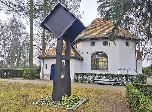 Garten einer Kirche mit einem leeren Stahlgestell