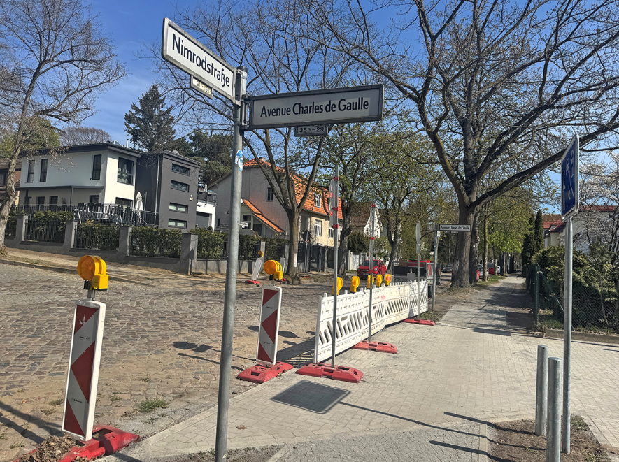 Straßenschilder an einer gesperrten Straßenkreuzung