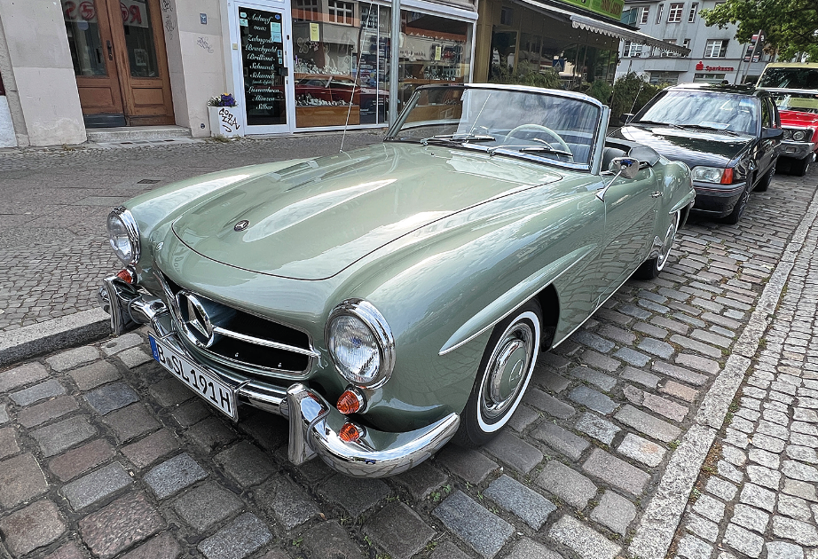 ein Oldtimer steht an einer Straße