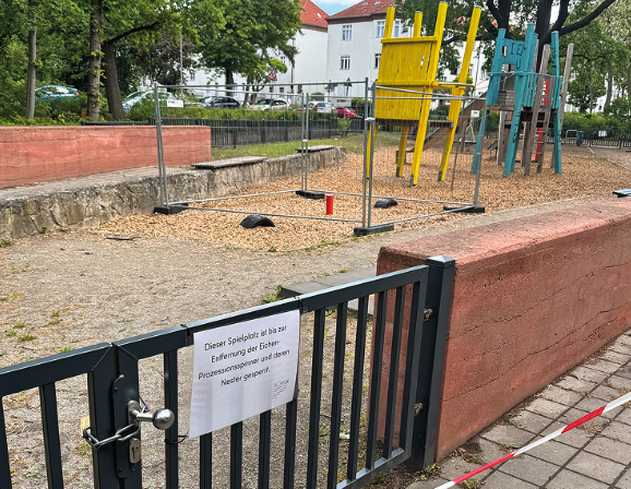 Spielplatz mit verschlossener Tür und einem Hinweiszettel
