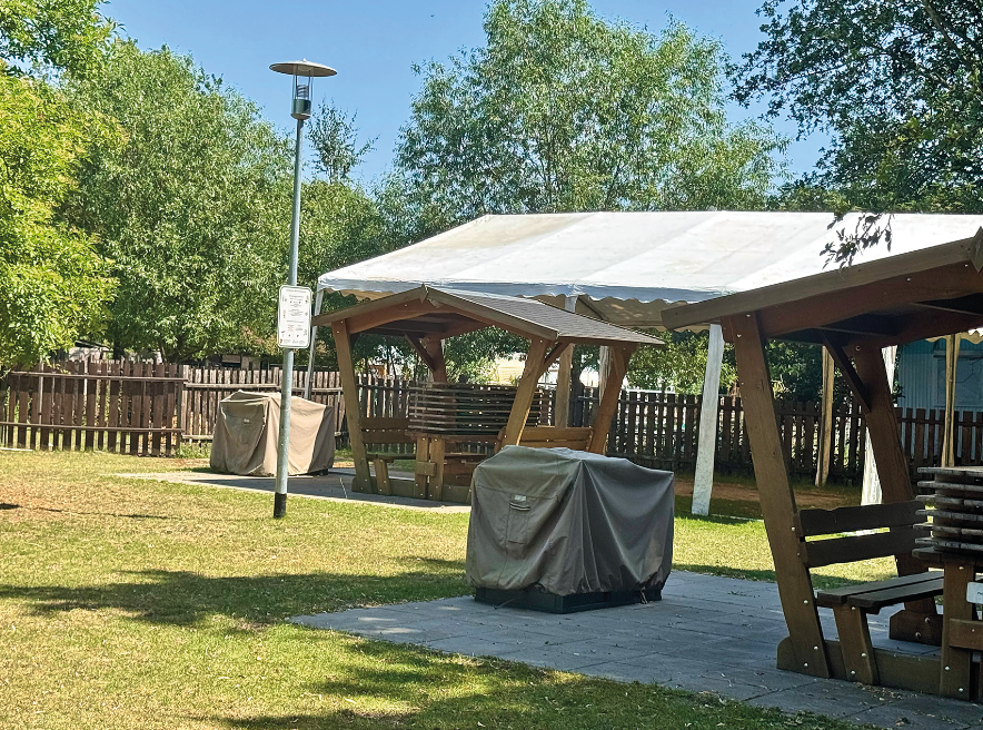 Ein leerer Grillplatz im Grünen