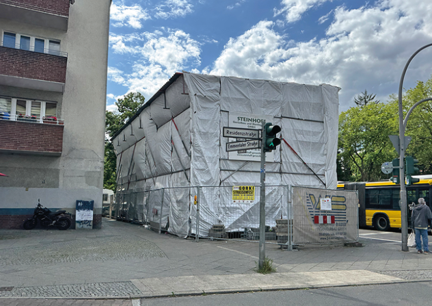 Ein verhülltes Gebäude an einer Straßenecke.