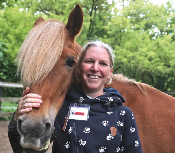 Eine Frau und ein Pferd