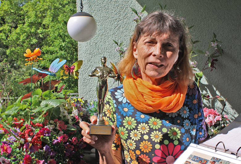 Eine Frau hält eine Oskarstatue