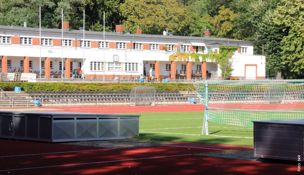 Ein Clubhaus hinter einem Fußballplatz