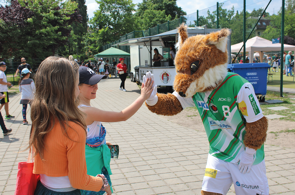 Fuchs-Maskottchen klatscht mit Kindern ab