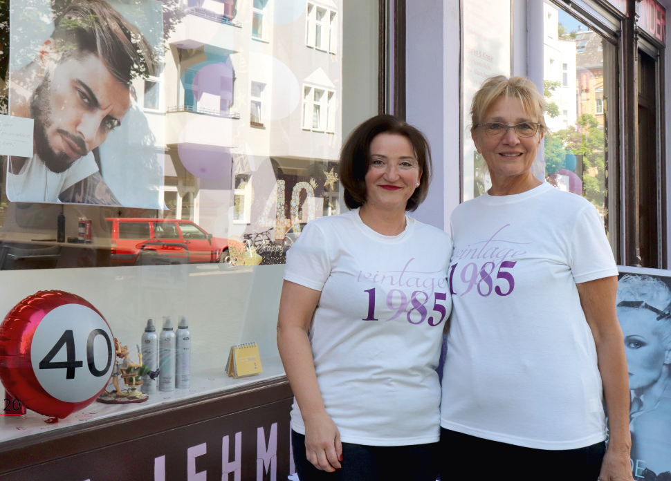 Zwei Frauen vor einem Schaufenster