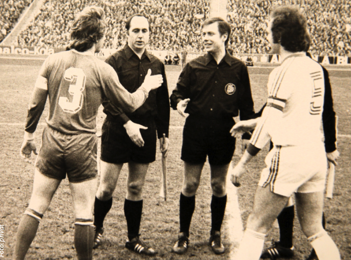 Ein altes Foto mit einer Spielsituation im Fußball