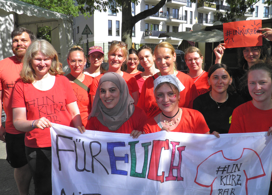 Viele Menschen halten Transparente in die Höhe