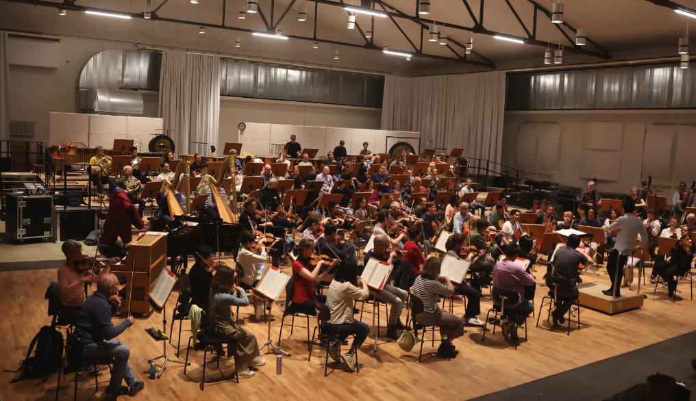 Ein Orchester von oben fotografiert