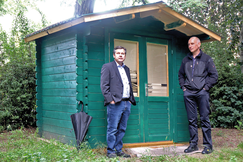 Ein Holzhütte mit zwei Menschen
