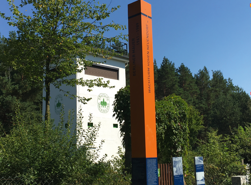 Ein weißer Turm in einem Wald