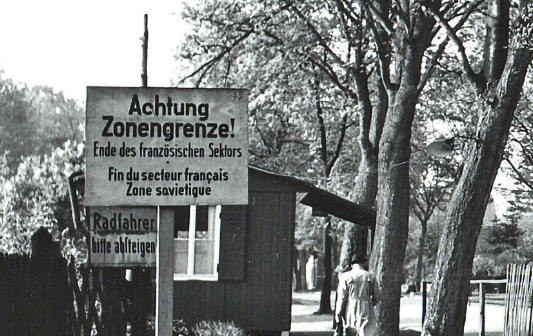 Schwarz-Weiß Foto mit einem Schild: Ende des französischen Sektors