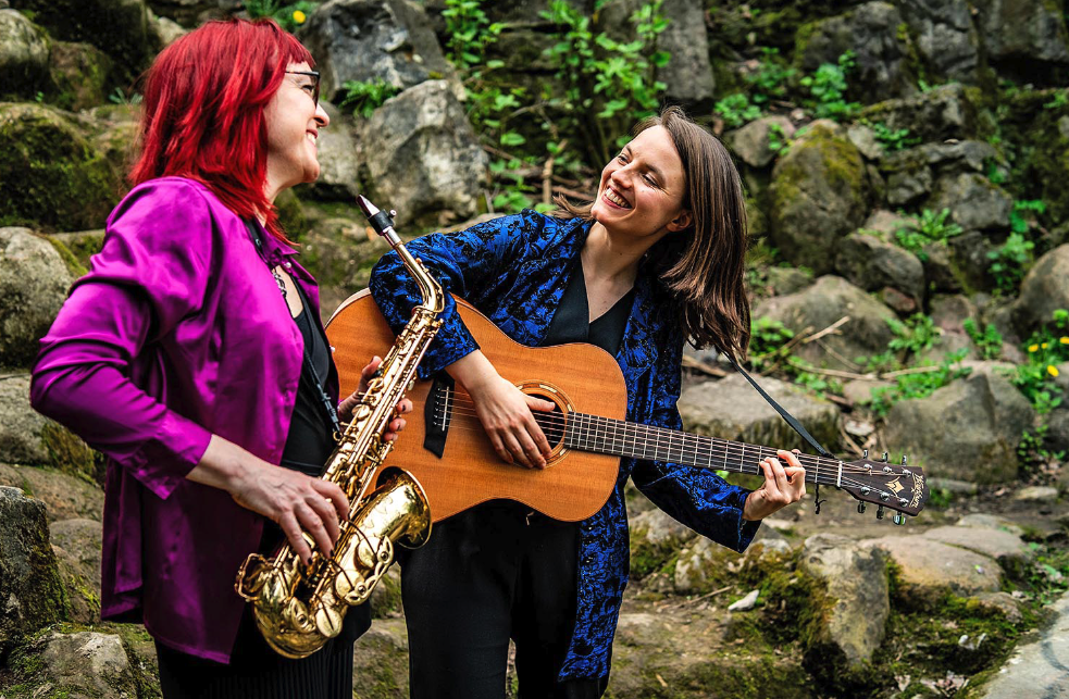 Zwei Frauen musizieren