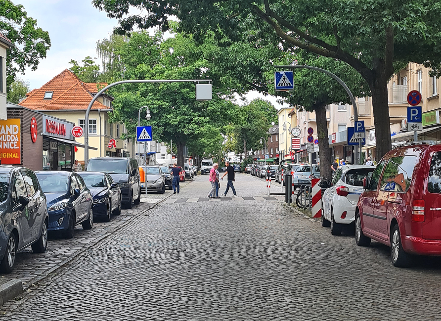 ein fußgängerüberweg auf einer kopfsteinpflasterstraße