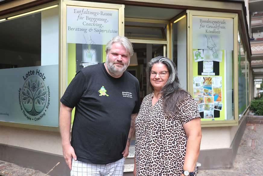 ein mann und eine frau vor einem gebäudeeingang